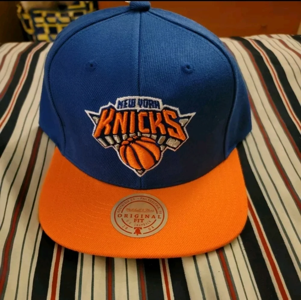 Mitchell & Ness FIRE! NWT! NBA Core Knicks 2-Tone Snapback Hat #JS19078. OS. - Picture 3 of 8